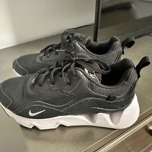 Nike RYZ 365 II Sneakers Black White Size 7